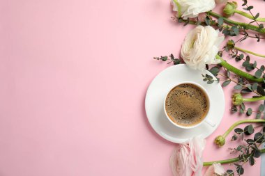 Düz bahar Ranunculus çiçekler ve fincan kahve renk arka plan ile kompozisyon yatıyordu. Metin alanı