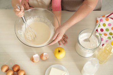 Küçük kız ve büyükannesi ürünleri ile masada yemek, üst görünümü
