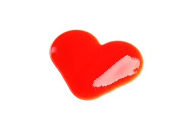 Kalp şeklinde domates sosu beyaz izole