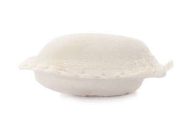 Beyaz arka planda lezzetli dolgu ile ham köfte