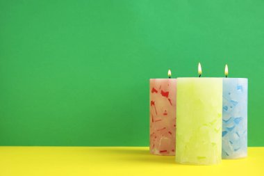 Renkli arka planda alight mumlar. Metin için alan