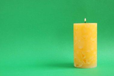 Renk arka planda Alight Wax mum. Metin alanı