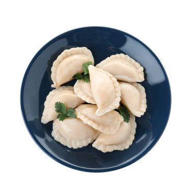 Beyaz arka planda maydanoz ile servis edilen lezzetli köfte tabağı, üstte