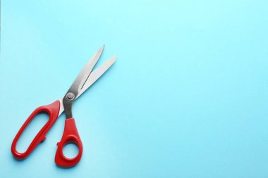 Renkli arka planda bir çift keskin makas, üst görüş. Metin için boşluk