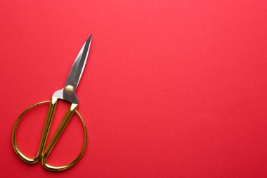 Renkli arka planda bir çift keskin makas, üst görüş. Metin için boşluk