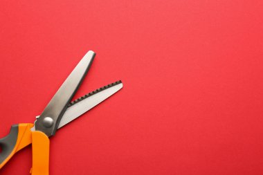 Renkli arka planda bir çift keskin makas, üst görüş. Metin için boşluk