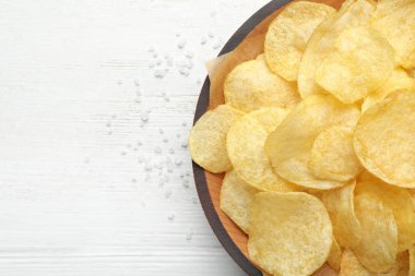 Masada kase lezzetli gevrek patates cips, metin için boşluk ile üst görünüm