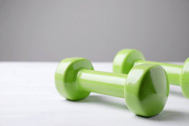Beyaz masadaki parlak halterler, metin için alan. Ev fitness