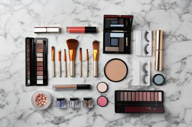 Mermer masada farklı profesyonel makyaj ürünleri seti, düz yatıyordu