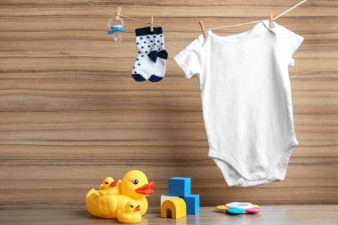 Ahşap arka plan üzerinde bebek aksesuarları ile kompozisyon