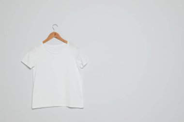 Gri arka planda boş t-shirt ile askı. Tasarım için mock