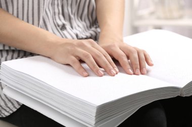 Braille yazılmış kör kişi okuma kitabı, closeup