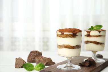 Kompozisyon masada tiramisu kek ve çikolata iki bardak, metin için alan
