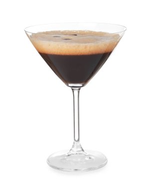 Beyaz arka planda bir bardak espresso martini. Alkol kokteyli