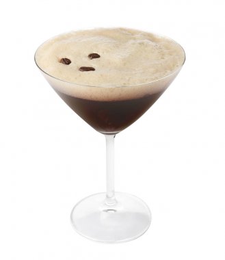 Beyaz arka planda kahve çekirdekleri ile espresso Martini bir bardak. Alkol kokteyli