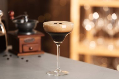 Bar tezgahında bir bardak lezzetli Espresso Martini. Alkol kokteyli