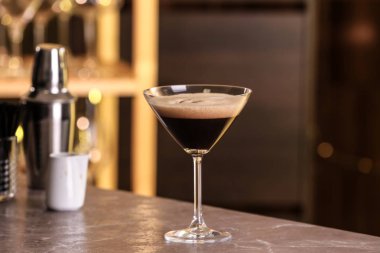 Bar tezgahında bir bardak lezzetli Espresso Martini. Alkol kokteyli