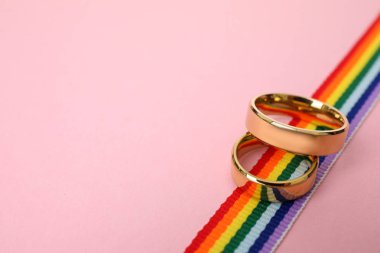 Alyanslar ve renkli arka plan üzerinde gökkuşağı şerit, metin için alan. Gay sembolü