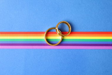 Alyans ve renk arka plan gökkuşağı kurdele, üst görünüm. Gay sembolü