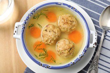 Ahşap masa üzerinde Yahudi matzoh topları çorba Kase, üst görünümü