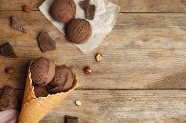 Ahşap masa üzerinde waffle koni lezzetli dondurma ile Düz yatıyordu kompozisyon, metin için alan