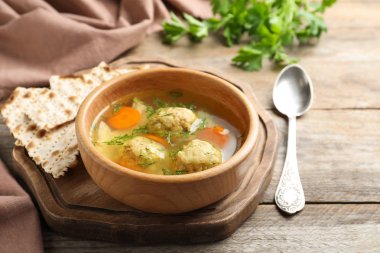 Ahşap masa üzerinde Yahudi matzoh topları çorba Kase