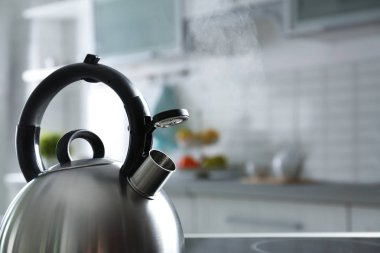 Mutfakta düdük ile Modern su ısıtıcısı, metin için alan