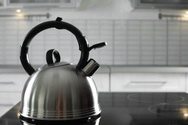 Mutfakta sobaya düdük ile Modern su ısıtıcısı, metin için alan