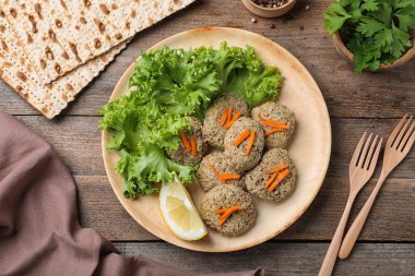 Ahşap arka plan üzerinde geleneksel Hamurfazla (Pesach) gefilte balık plaka ile Düz yatıyordu kompozisyon