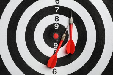 Renkli oklar ile Dart tahtası, üst görünümü. Metin için alan