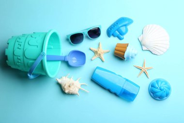 Renk arka plan üzerinde parlak plaj oyuncakları ile Düz yatıyordu kompozisyon. Metin için alan