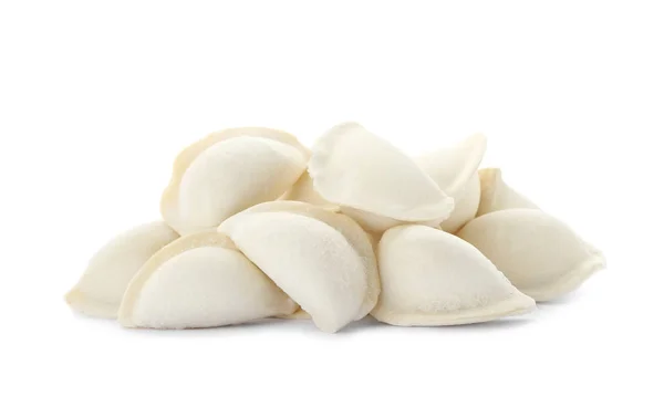 Hoop rauwe dumplings op witte achtergrond — Stockfoto