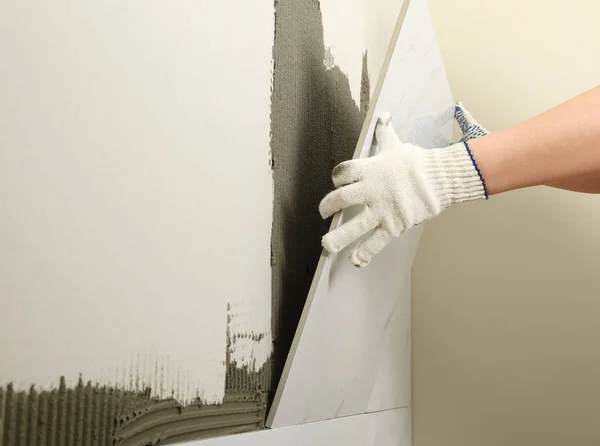 Pracovník instalující keramickou dlažbu na stěně, Closeup. Místo pro text — Stock fotografie