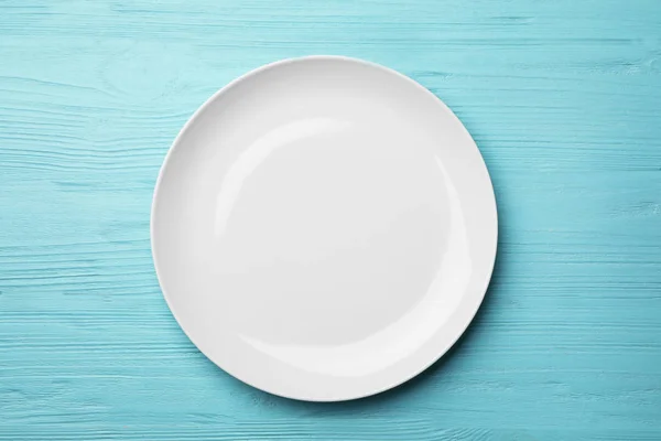 Stylish ceramic plate on wooden background, top view — Stock Photo, Image