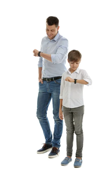 Retrato de pai e seu filho verificando o tempo isolado em branco — Fotografia de Stock