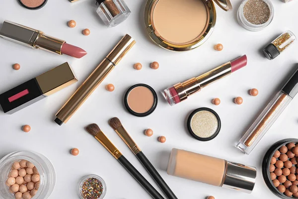 Verschiedene Luxus-Make-up-Produkte auf weißem Hintergrund, Draufsicht — Stockfoto