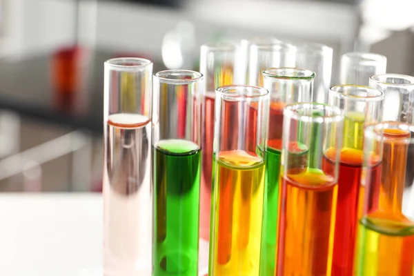 Reagenzgläser mit Proben im Chemielabor, Nahaufnahme — Stockfoto