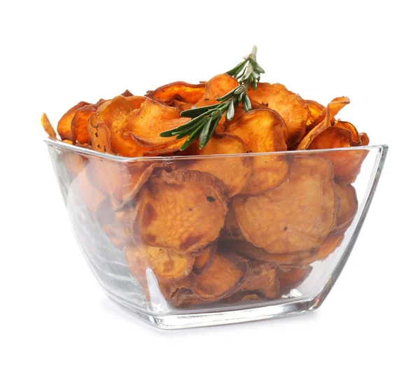 Schaal van zoete Aardappelchips met rozemarijn geïsoleerd op wit — Stockfoto