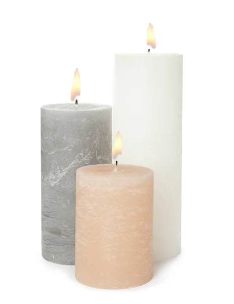 Три воска свечи на белом фоне — стоковое фото