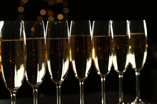 Veel glazen champagne op wazige achtergrond, close-up — Stockfoto