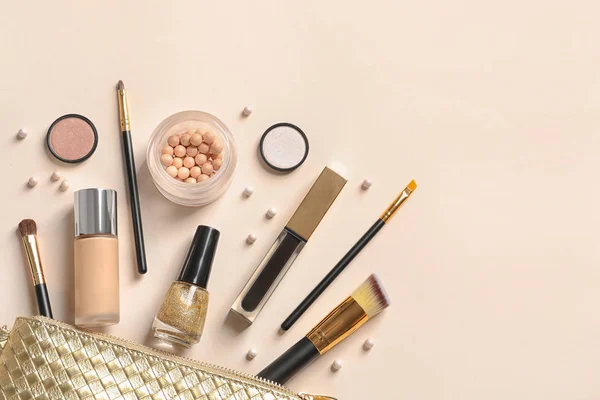Kosmetiktasche und verschiedene Luxus-Make-up-Produkte auf farbigem Hintergrund, flach gelegt. Raum für Text — Stockfoto