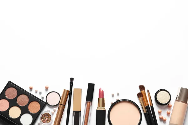 Olika lyxiga makeup produkter på vit bakgrund, ovanifrån — Stockfoto