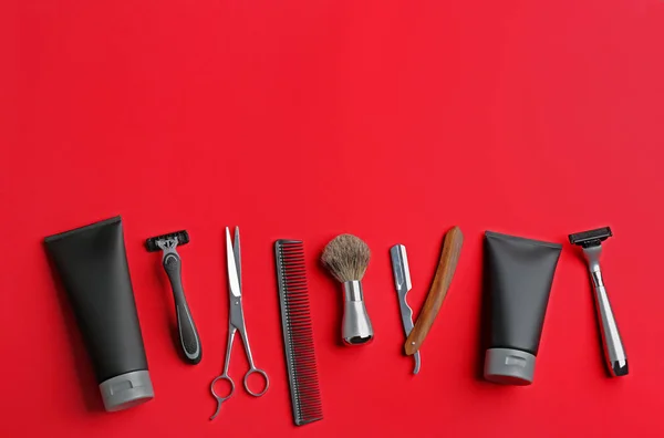 Conjunto de equipamentos de barbeiro e produtos cosméticos masculinos sobre fundo de cor, flat lay. Espaço para texto — Fotografia de Stock