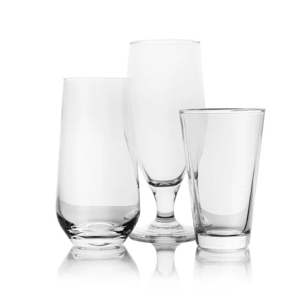 Sada prázdných skleniček pro různé nápoje na bílém pozadí — Stock fotografie