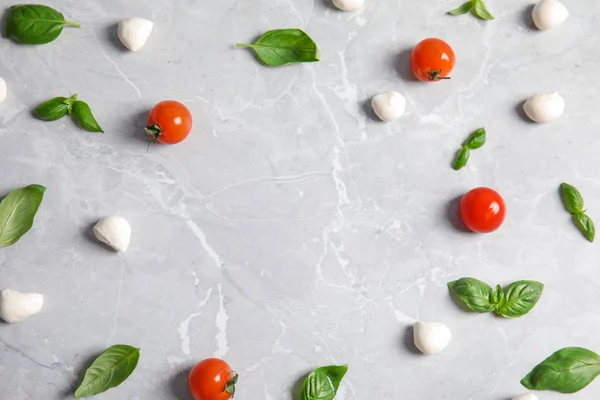 Composición plana con ingredientes para pizza sobre mesa ligera, espacio para texto — Foto de Stock