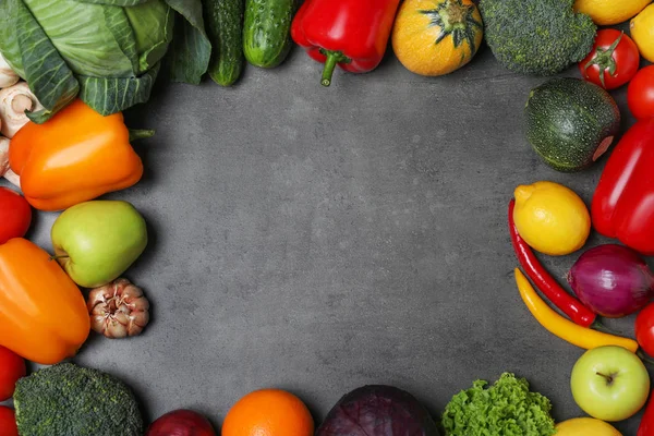 Variedad de verduras frescas deliciosas y frutas en la mesa, puesta plana. Espacio para texto — Foto de Stock