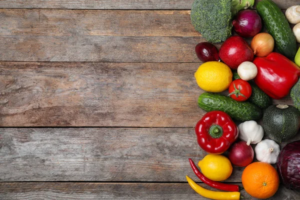 各种新鲜美味的蔬菜和水果放在木桌上，平铺。文本空间 — 图库照片