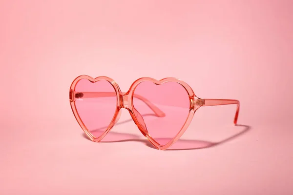 Elegantes gafas en forma de corazón sobre fondo de color —  Fotos de Stock
