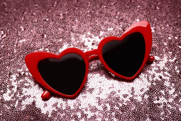 Röda hjärtformade solglasögon på ljus bakgrund — Stockfoto