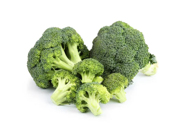 Verse groene broccoli op witte achtergrond. Biologisch voedsel — Stockfoto